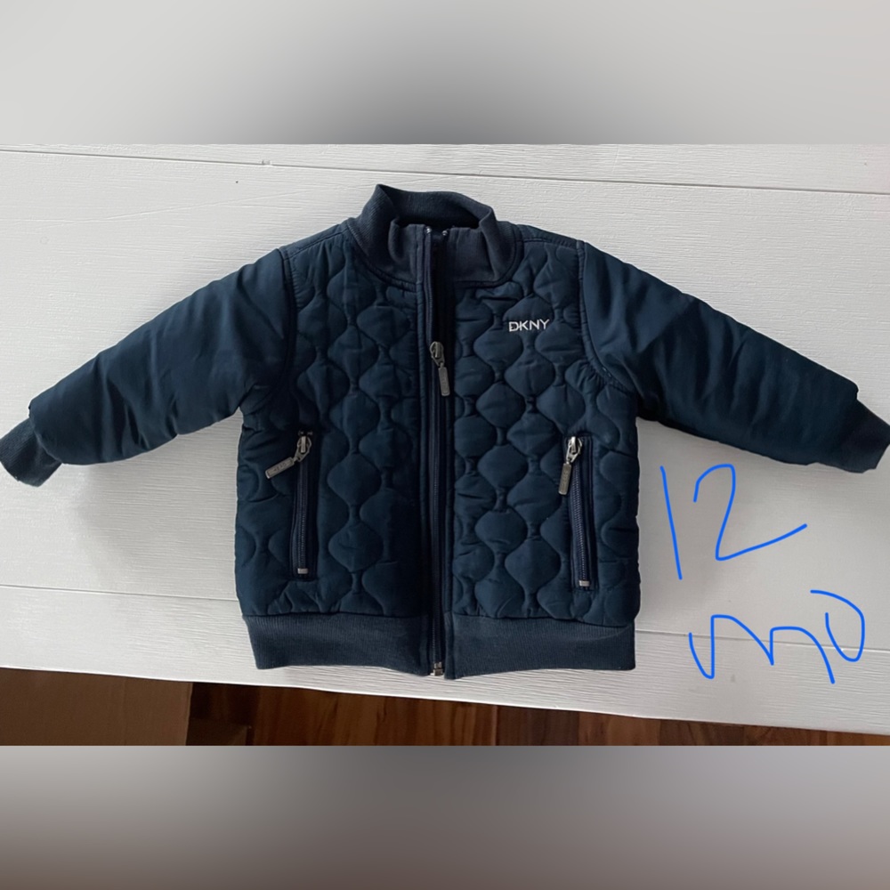 DKNY COAT. GREAT CONDITION. NO HOLES OR STAINS.